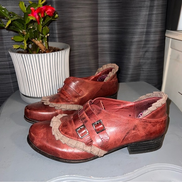 Antelope Women's Red Leather Shoes - Picture 3 of 12